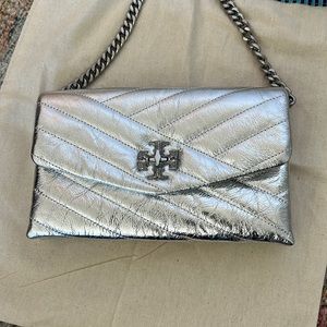 TORY BURCH KIRA PAVE CHEVRON QUILTED METALLIC LEATHER CROSSBODY BAG